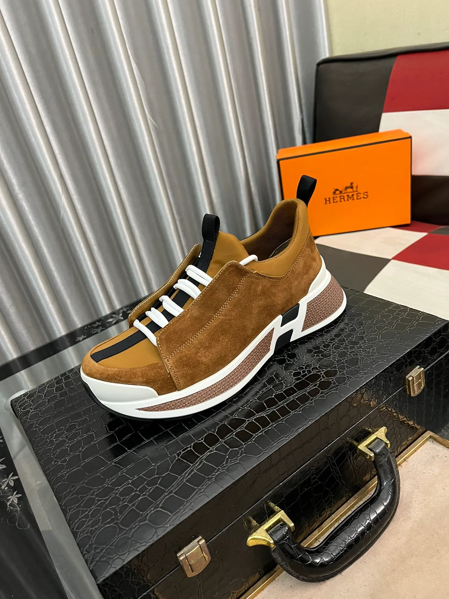 Men's shoes 💰: 560⌚️⌚️[Hermes] New sports shoes Hermès are the most comfortable shoes, no one else⃣️, they are very light on the feet and very good-looking, you will not feel tired when you go shopping and running around 👍 Very light and comfortable, extremely light, perfect for both sports and leisure! It’s up to you to choose, there’s always what you want~ Comes with a full set of packaging gift bags and invoices ✔️Fabric: imported first-layer cowhide ✔️Inner lining: breathable mesh ✔️Outsole: genuine leather bottom ✔️Size: Men 38-44 (45 custom-made) 5️⃣colors available